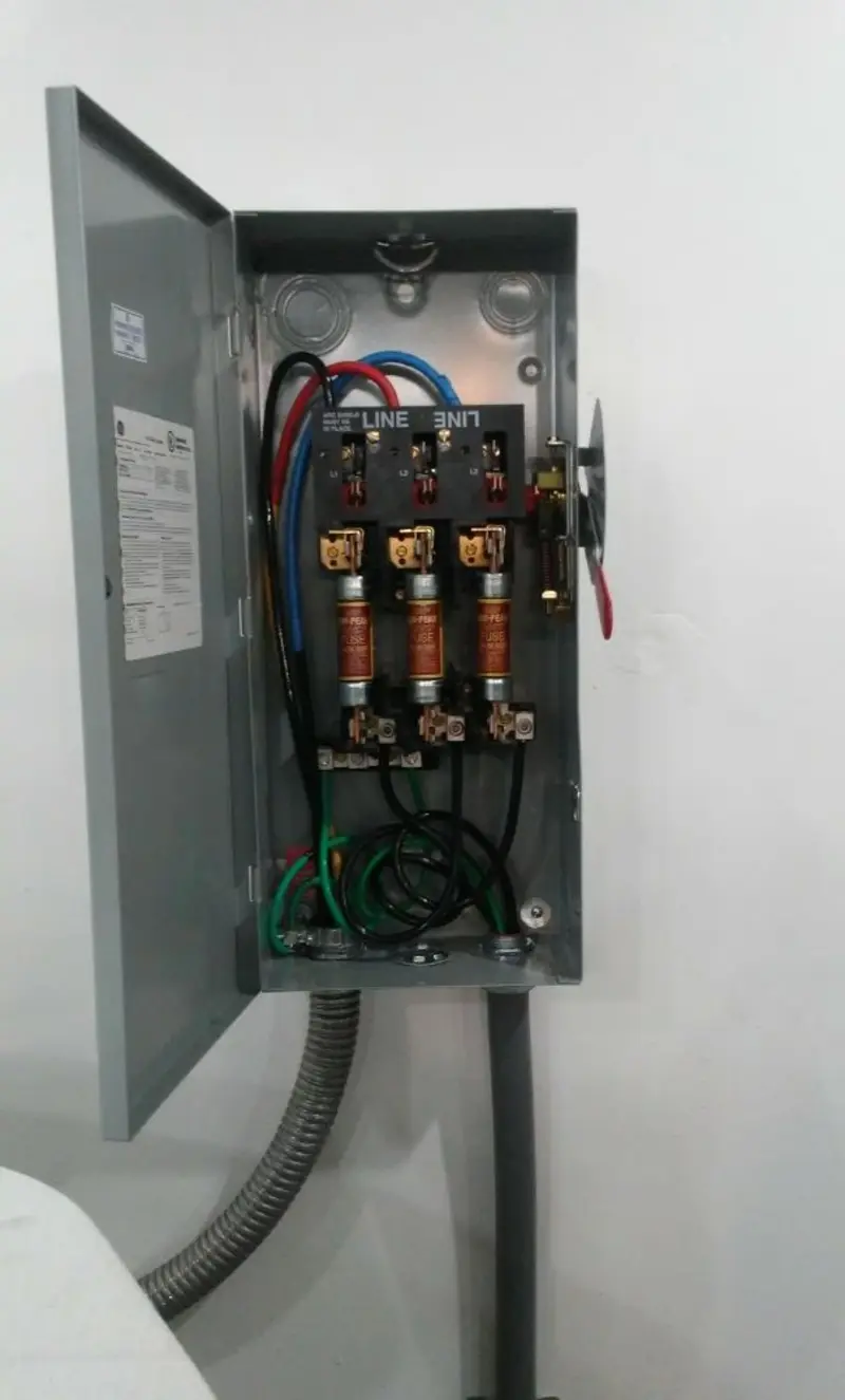 Three-phase disconnect switch installed for Smoke Detector Installation in Cascades