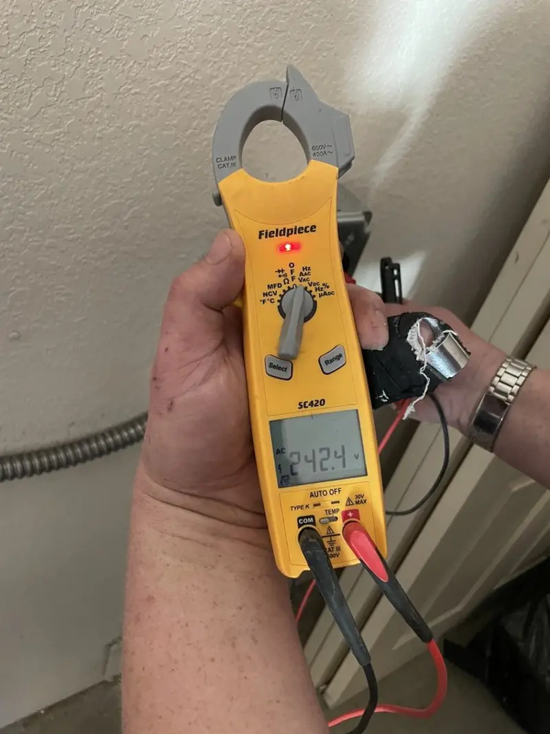 Voltage testing with clamp meter during Generator Installation in Cascades